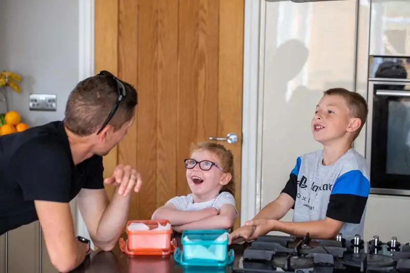 Gofalwr maeth a dau o blant yn y gegin / Foster carer and two young children in the kitchen
